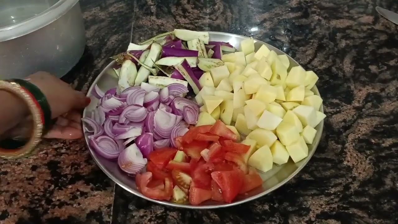 एकदम अलग सब्जी बनाएं आलू और बैंगन की टेस्टी मसालेदार जो खाने में मां ताजाहो जाए