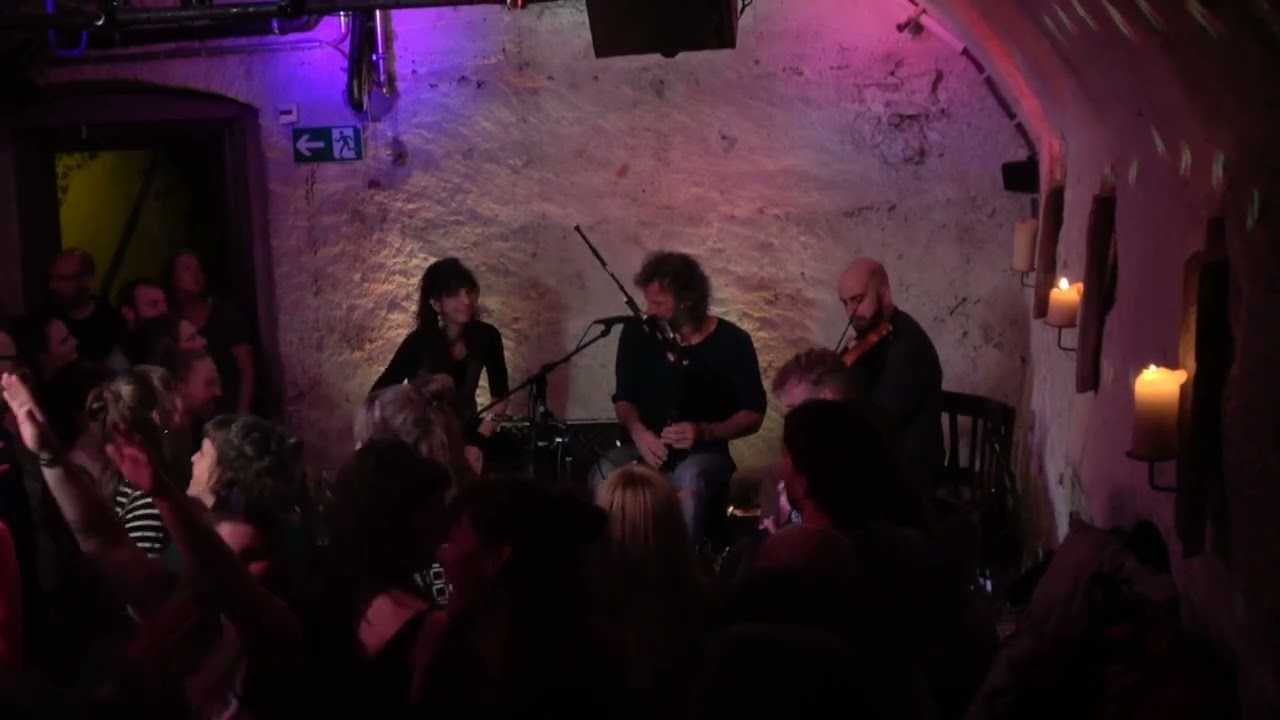 TÁIN - MUNDWERK THUN