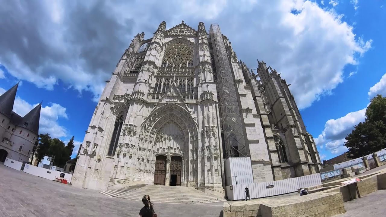 La Cathédrale Saint-Pierre & MUDO - Oise Museum in Beauvais France