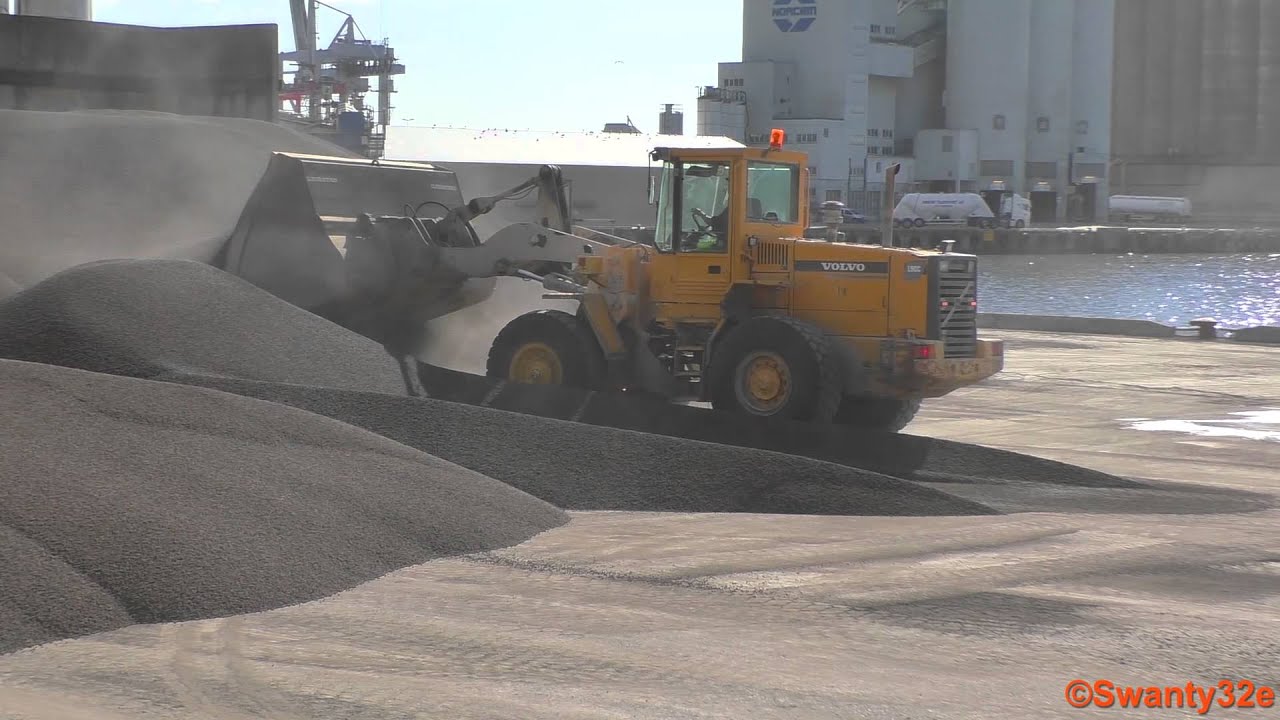 Volvo FH 500 & Volvo L90C Wheel Loader