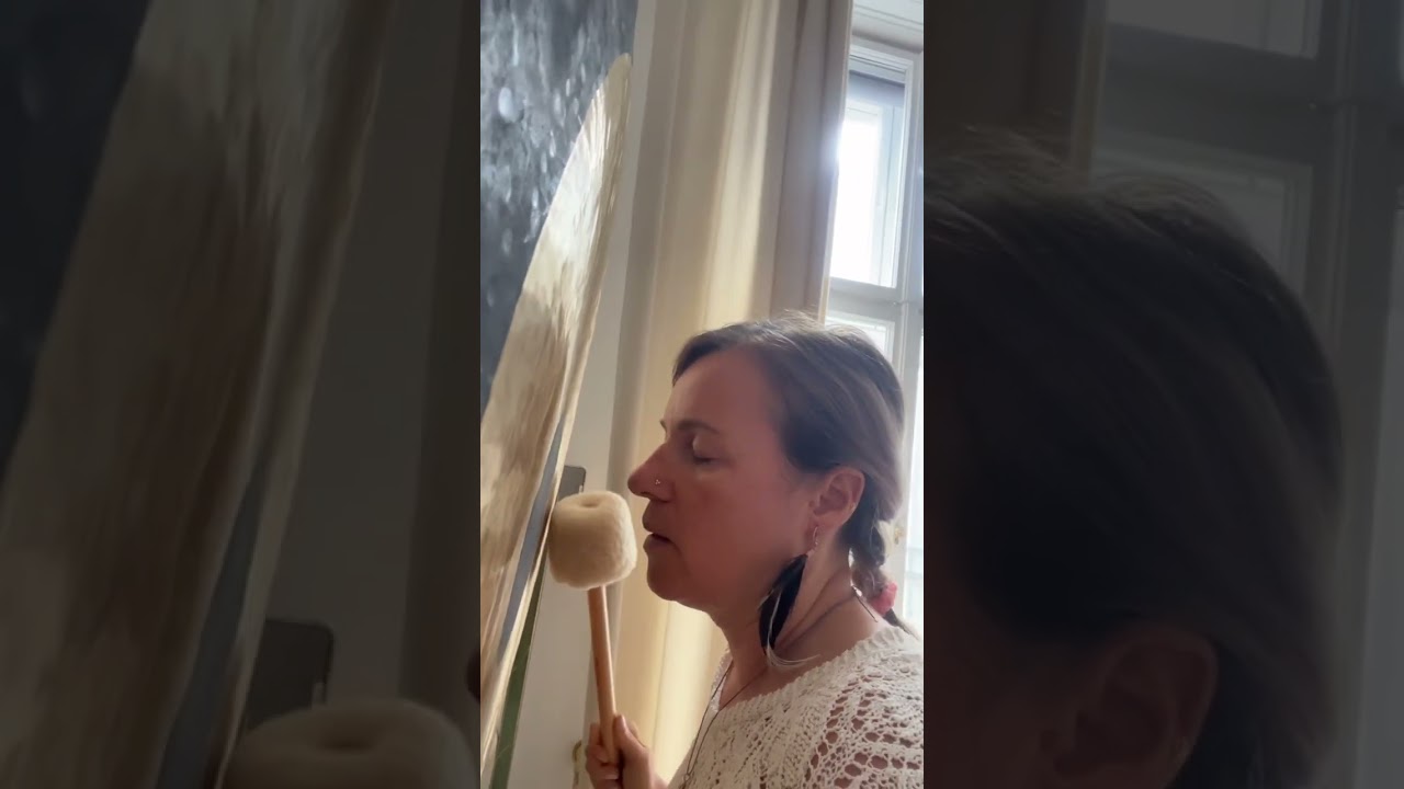 Singing with a gong and voice healing