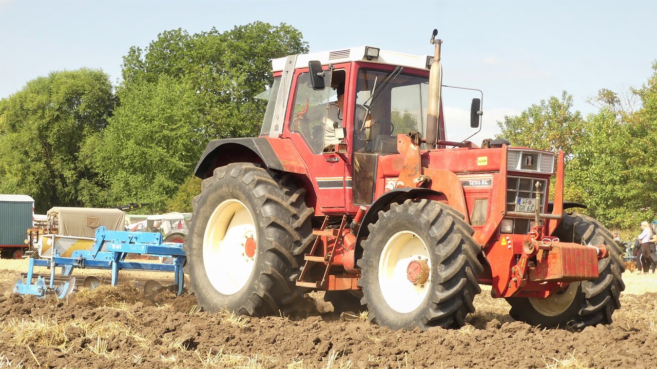 Oldtimerpflügen 2022/ IHC 1255XL/ Deutz