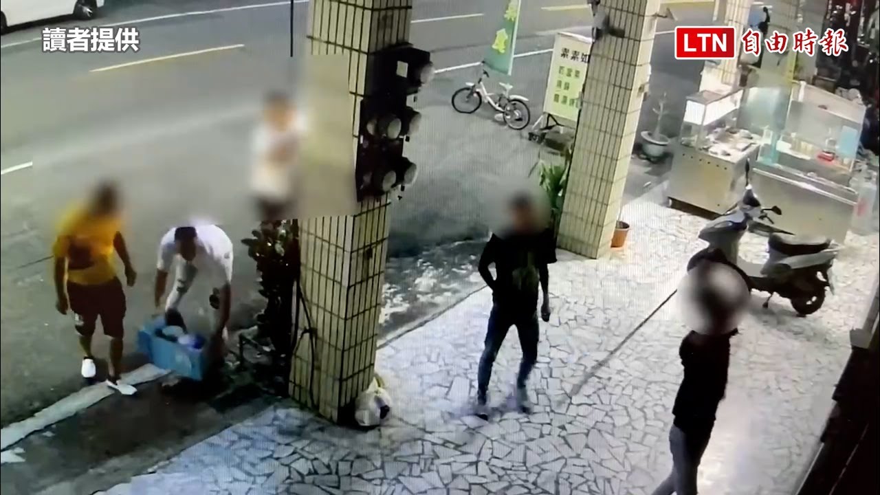 討債過激被帶回約束 親友團竟包圍高雄派出所(讀者提供)