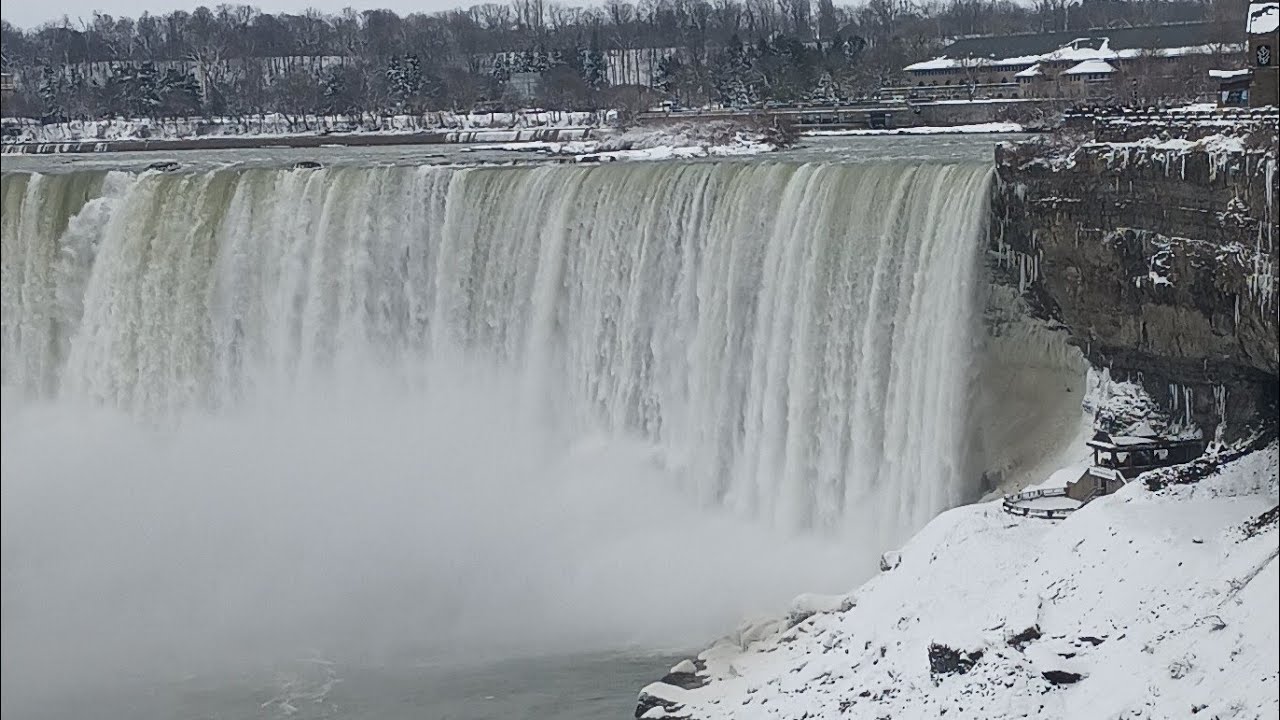 Niagara Falls live beside the 🐎 horse shoe 👟 Falls 17 January 2026 and the lights at the end