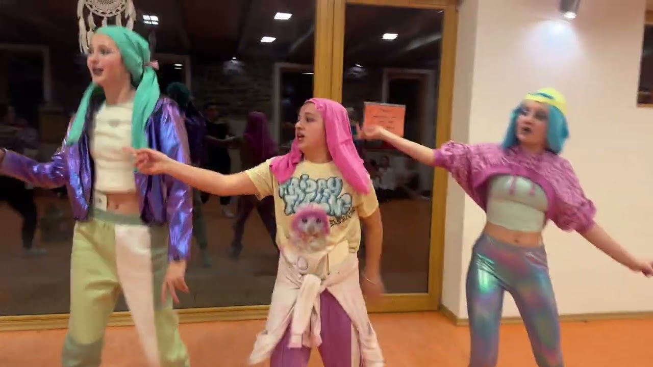 Taneční studio Crabdance * Zimní soustřeďko❄️ Hádej, kdo jsme😃