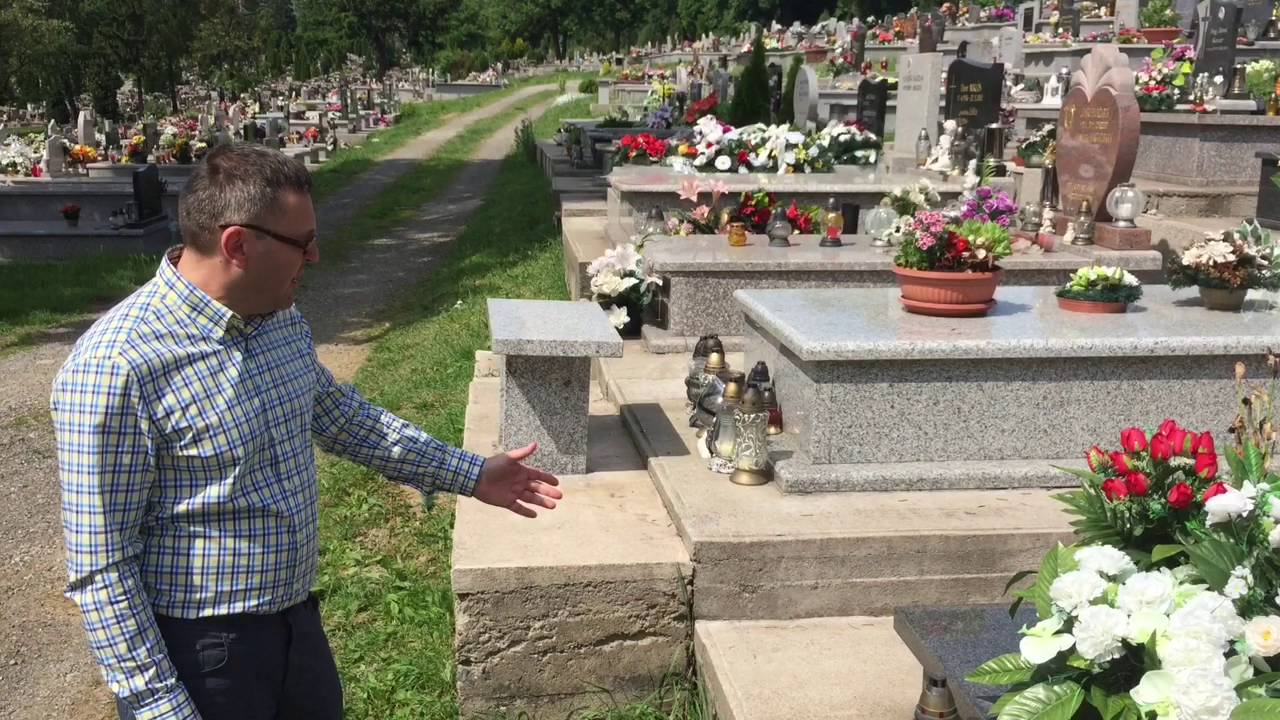 Star&eacute; lavičky &scaron;patia cintor&iacute;n