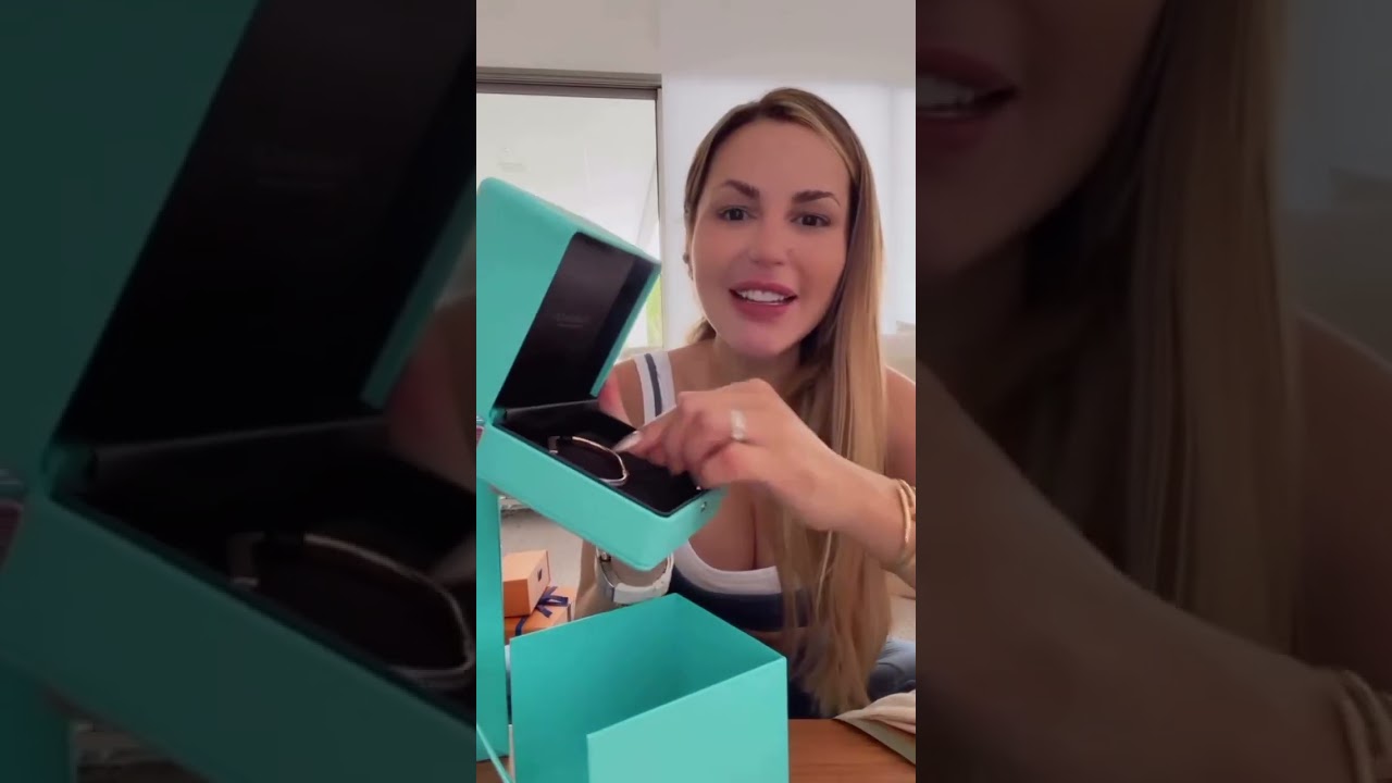 Abrindo presentes de aniversário