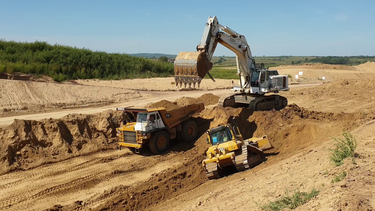 Liebherr 984 loading Caterpillar 773