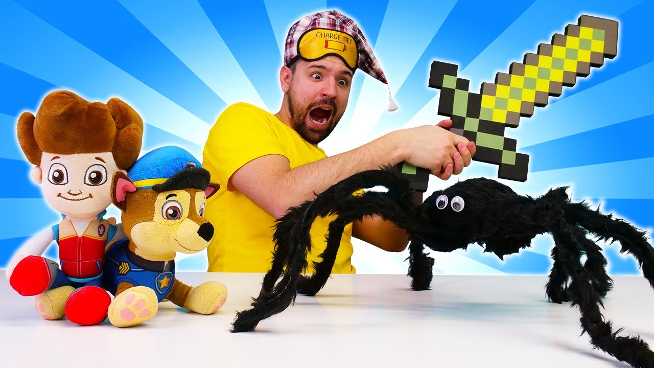 I Paw Patrol italiano vs. il ragno giocattolo! Video divertente. Storie horror per bambini