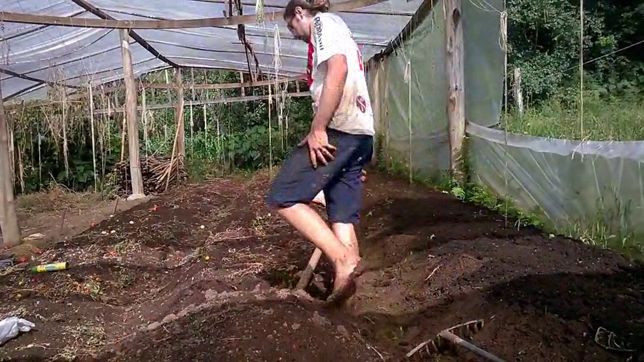 Cultivo de Solo Para Plantio Org&acirc;nico (fast motion camera)