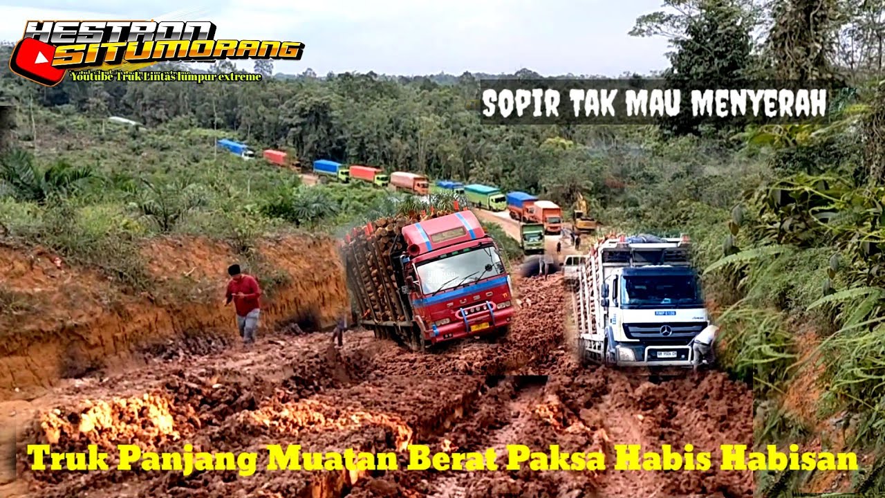 Truk Panjang Muatan Berat Berjuang Sekuat Tenaga Di Tanjakan Berlumpur