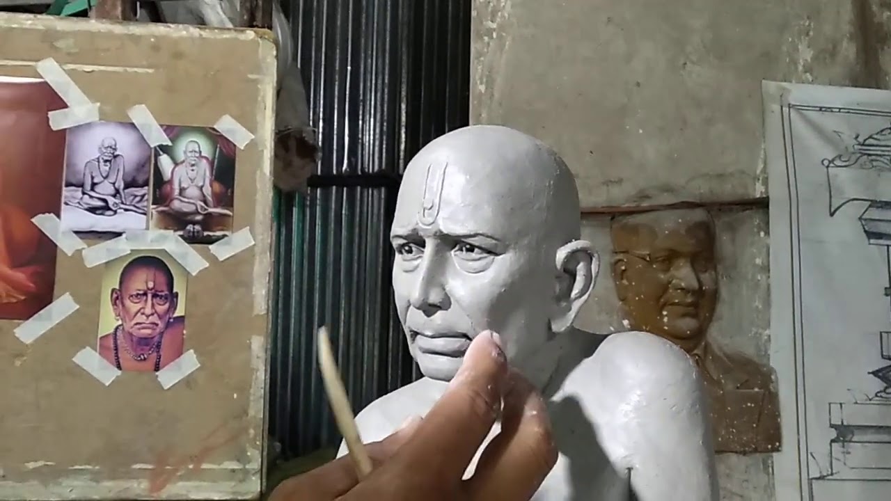 श्री स्वामी समर्थ महाराजांची मूर्ती अत्यंत विलोभनीय व जिवंत वाटणारी कलाकृती