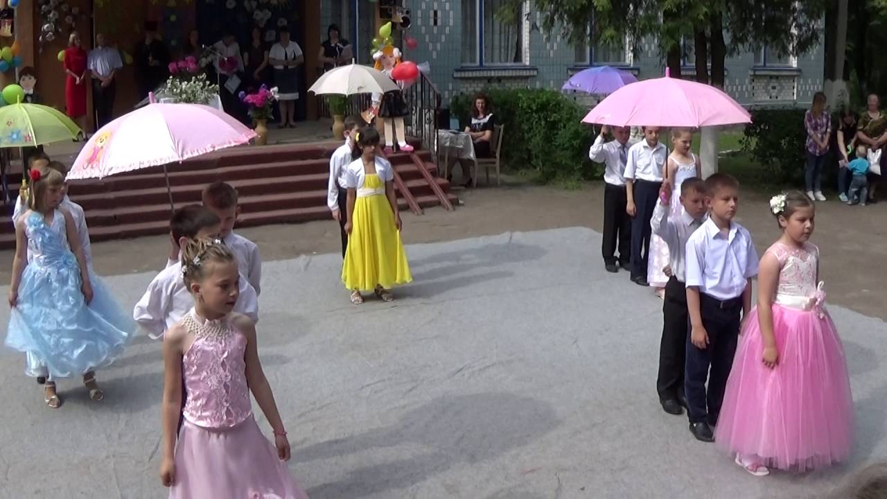 Вальс з парасольками