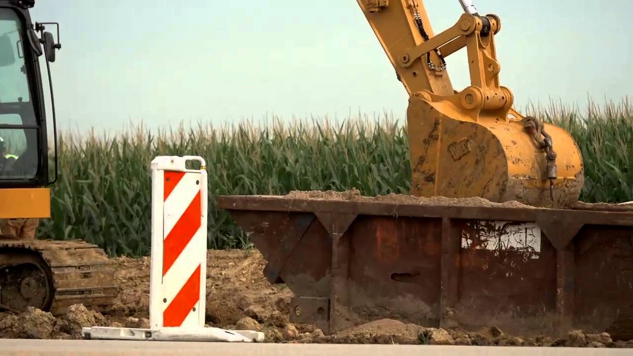 Cat&reg; 325F Hydraulic Excavator at Work Backfilling