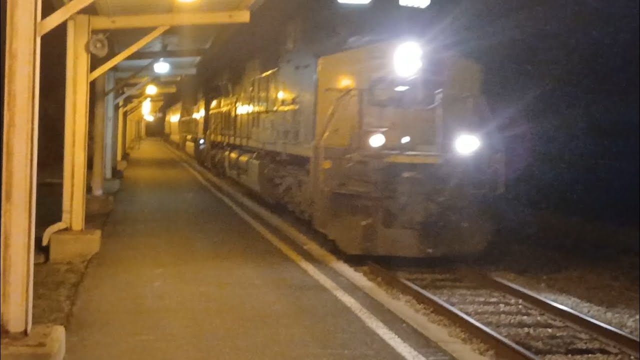 CSX M281 by the Columbia SC Amtrak station with SD70MAC trailing on the CSX S-Line