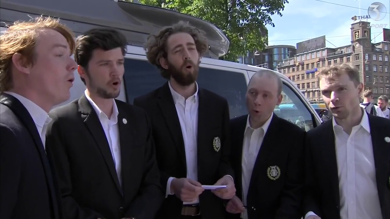 En kvintet fra Studenter Sangforeningen synger BIF og FCK slagsange