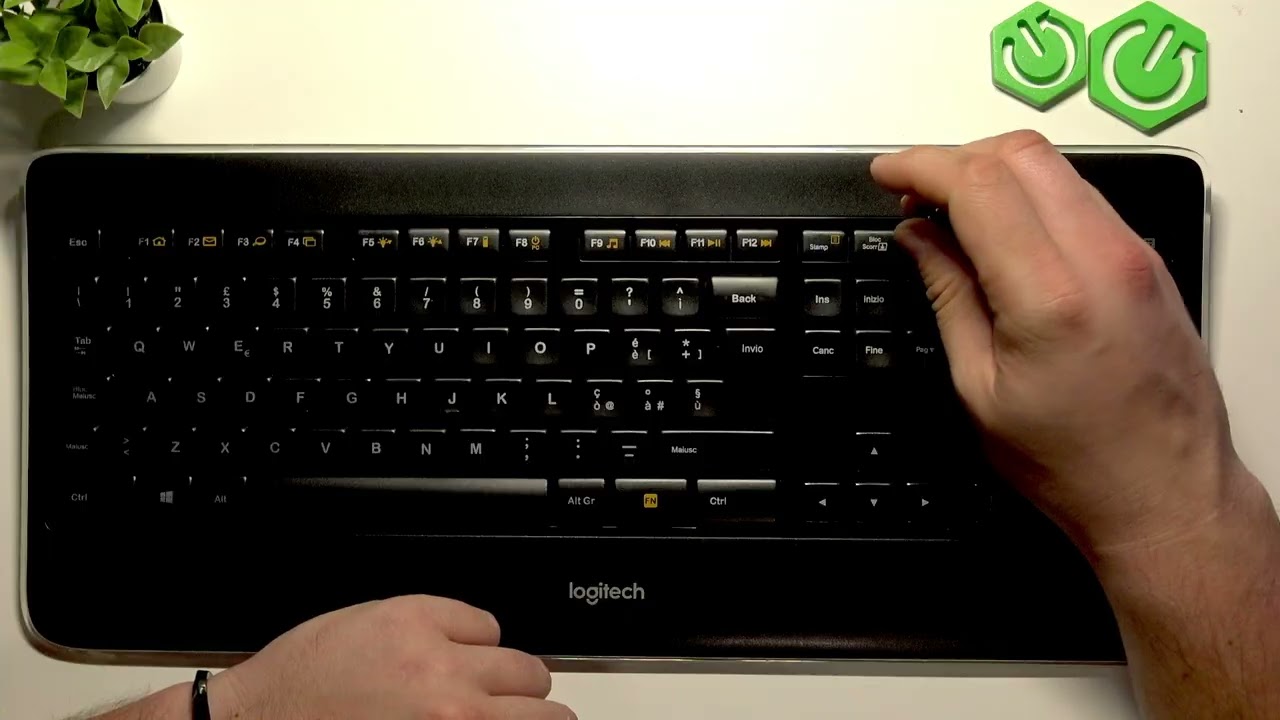 Logitech K800 &ndash; Jak sparować z komputerem