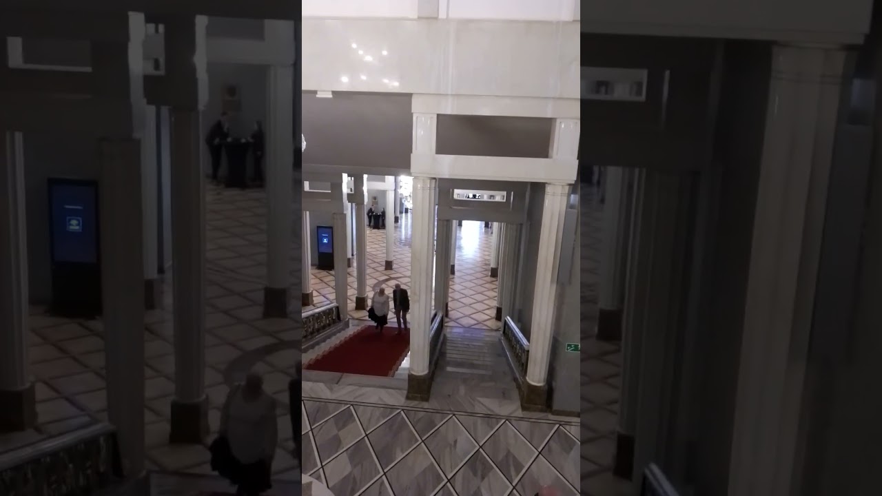 Фойе Варшавского оперного театра.