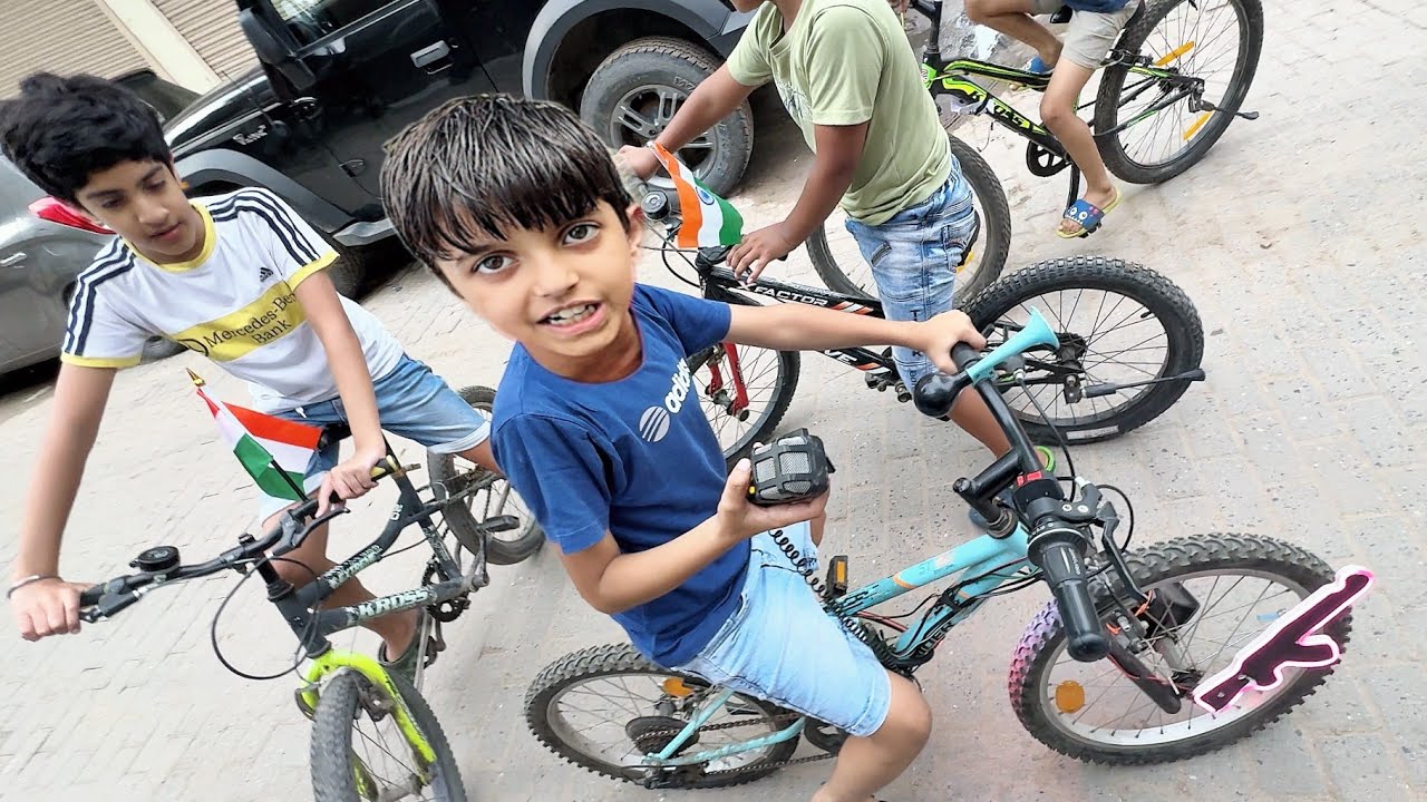 Crazy Public Reaction on Cycle Hooter 😱 | Gun toot Gayi | Yaatri