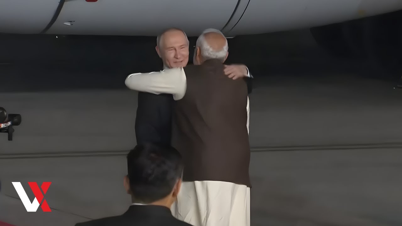 Putin&rsquo;s Red Carpet Welcome! Modi Greets With Hug, Shares Convoy | 