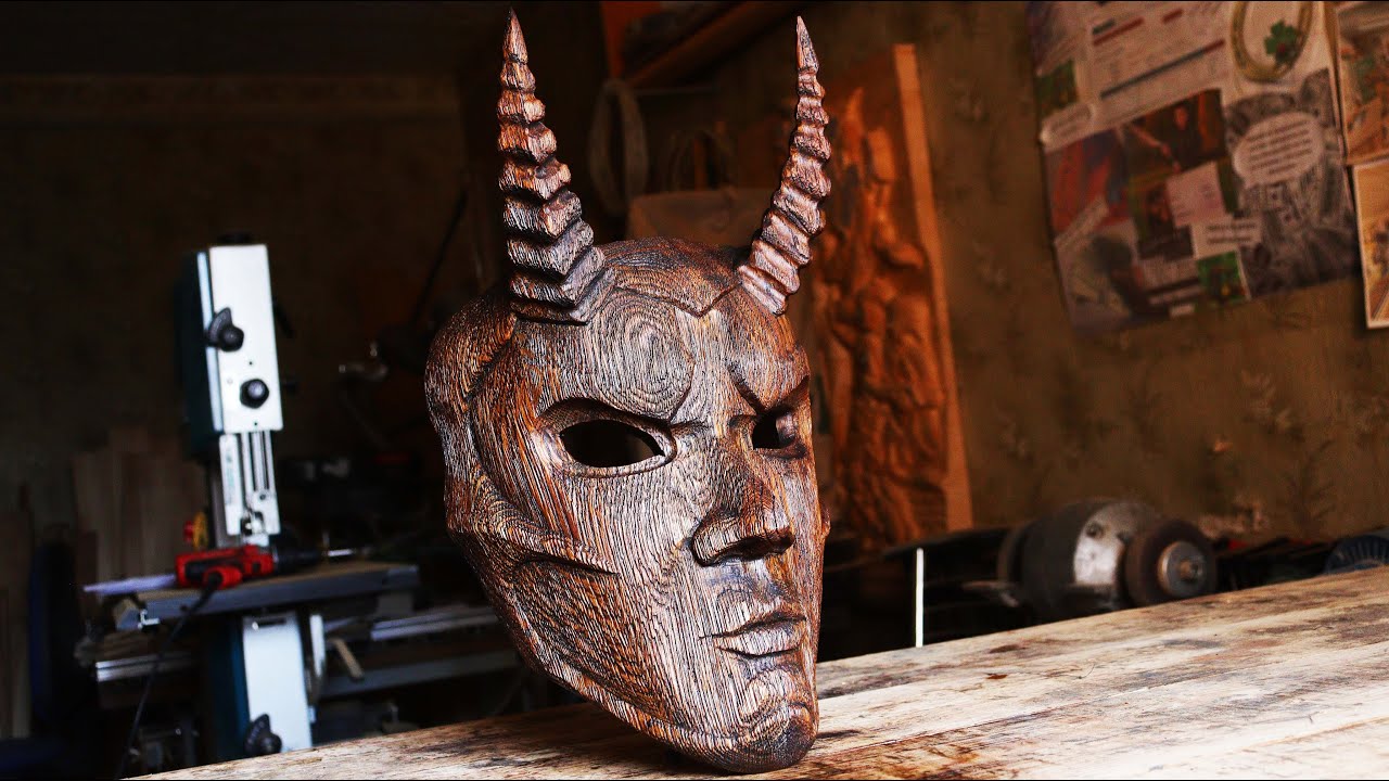 Solitaire mask. Wood carving
