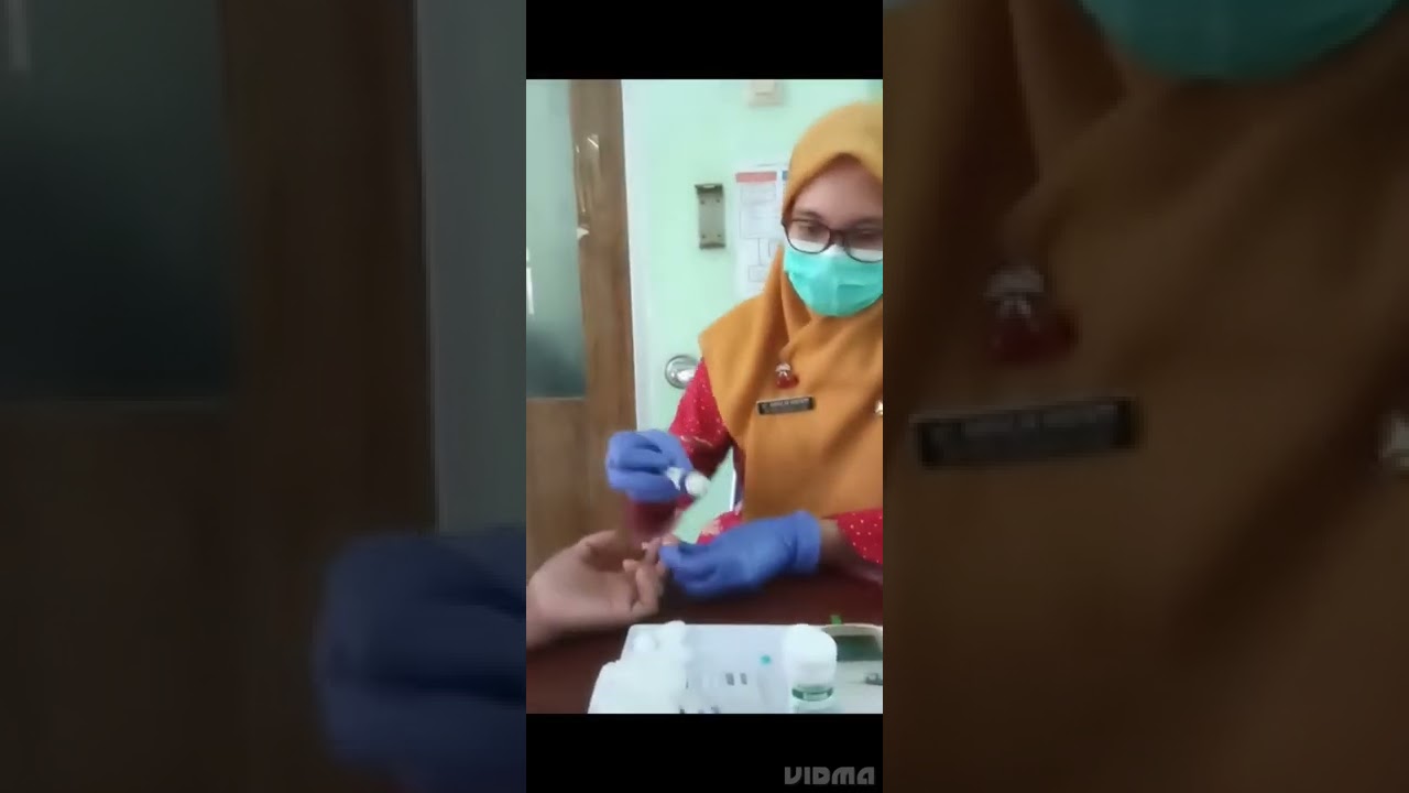 Melatih pemeriksaan kadar gula darah bagi kader