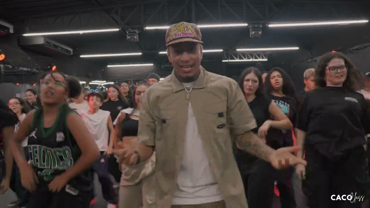 VEIGH SURPREENDE ALUNOS EM AULA DE DANÇA