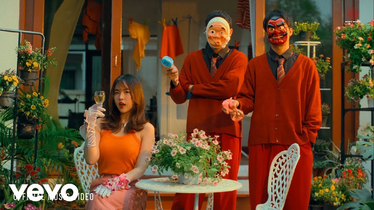 _less / เวลากะเลยทุย (otwwwww) feat. Pearprapa | Official Video