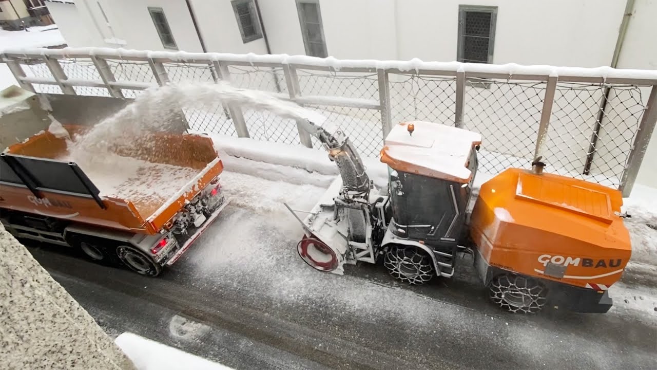 Winterdienst mitten in M&uuml;nster in den Schweizer Alpen / Snow removal in a Swiss Alpine village