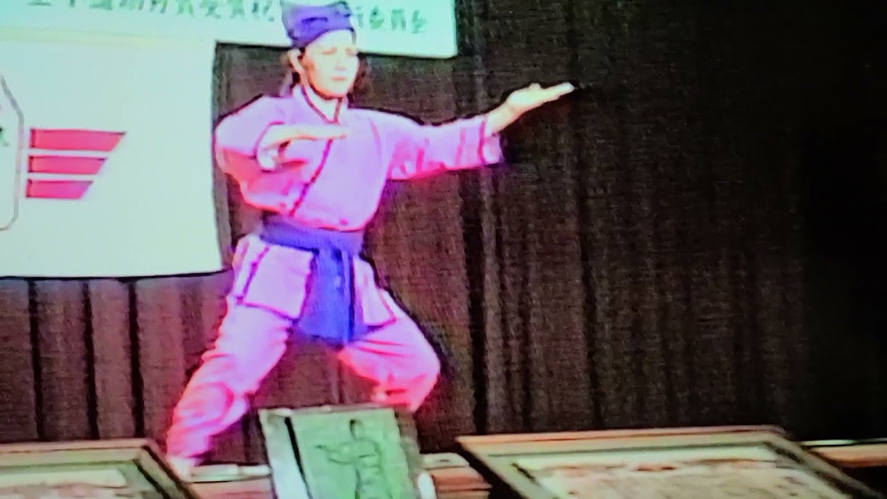沖縄の女武士②、1993年『第1回沖縄空手道功労賞祝賀会〓余興・空手舞踊〓』小林流究道館浦添道場館長・大城信子先生(山口正舟撮影)