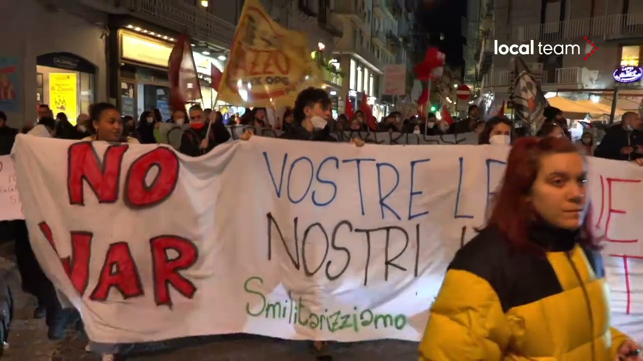 Napoli, manifestanti in corteo: cori contro Putin e Nato