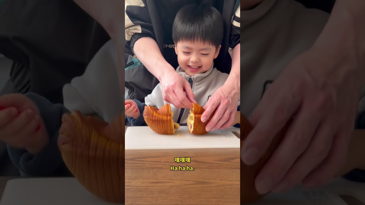 Lewen宝宝和倩姐姐一起玩游戏挑衣服很认真；和潘爸一起买了一个元宝吐司，虽然切之前产生了点小误会但是很快又和好啦！最后一起开心吃面包很可爱～
