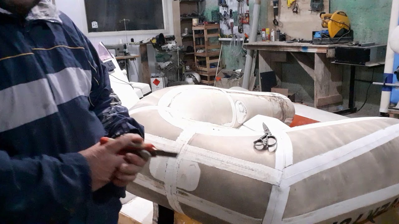 como é virado o barco inflável, para restauração.
