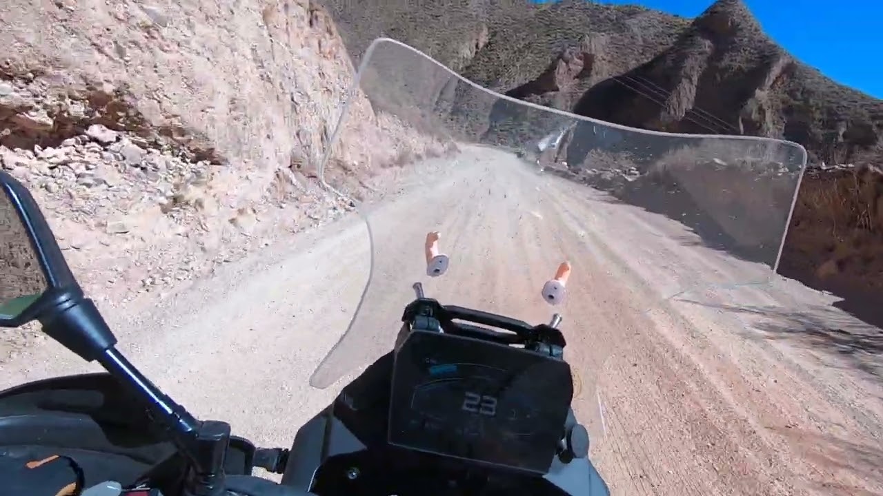 VOGE DSX 900 modo ENDURO de a dos subiendo a Iruya UN TRACTORR!