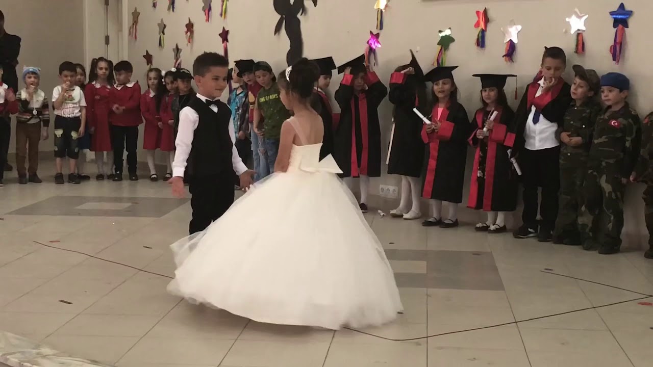 Bebeklikten yaşlılığa, Anneler günü gösterisi