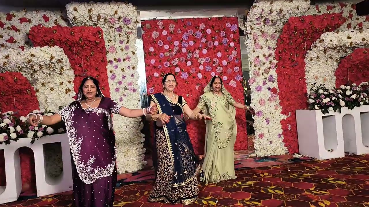 Brother wedding dance|| Mummy Chachi Dance|| Mehndi songs|| Sangeet Night @richag2506 