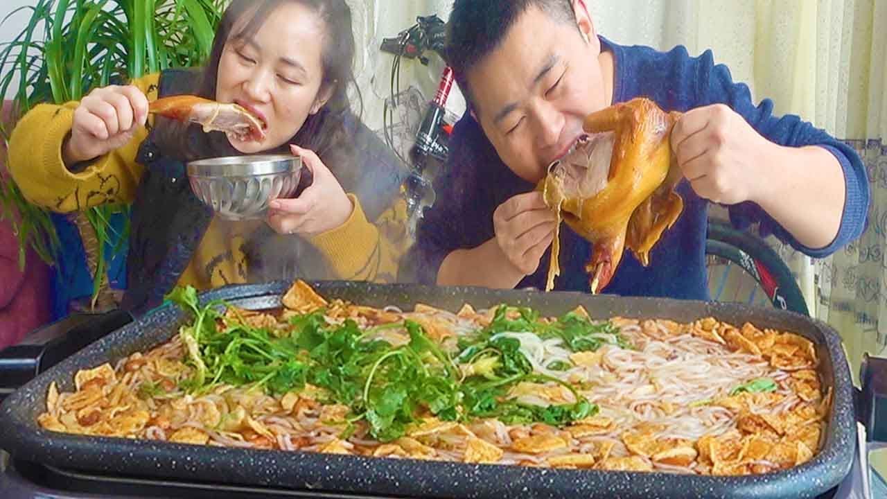 Мамы нет дома, 5 пачек вонючей лапши из морепродуктов, жареная курица!