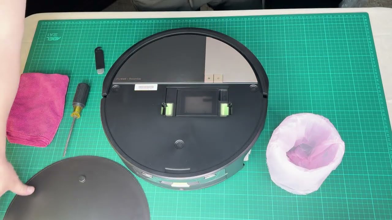 Roomba® Max 700 Series Combo | How to Clean the Filter and Bin