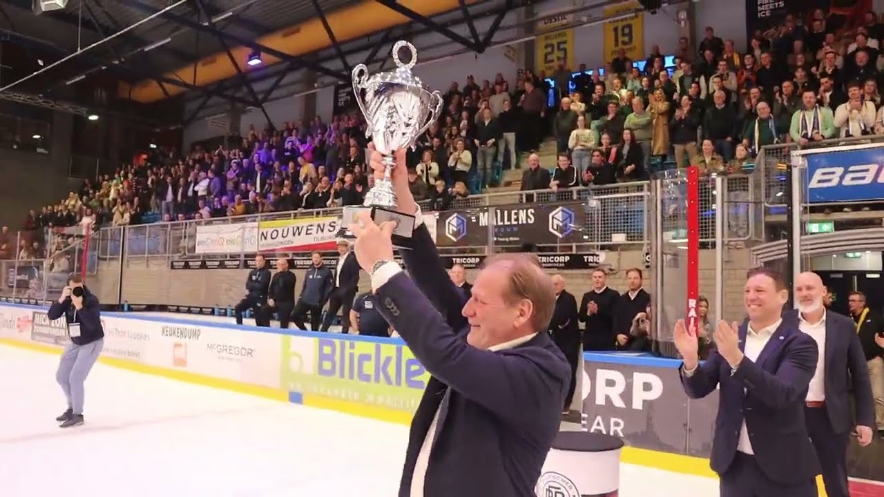 Uitreiking beker + medailles aan Tilburg Trappers Oberliga Nord Meister 2025