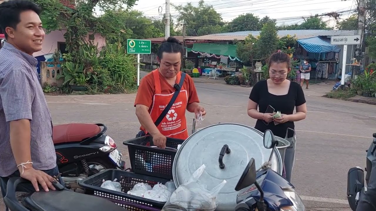 แกงเห็ดขมหม้อใหญ่ลูกค้าเห็นแล้วอดใจไม่ไหวต้องแวะอุดนุน