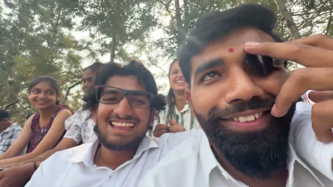 Aaj parat aapn gelo sapkal clg la 😁😁 he kay sirani pakadla gf sobhat boltana 😂😂