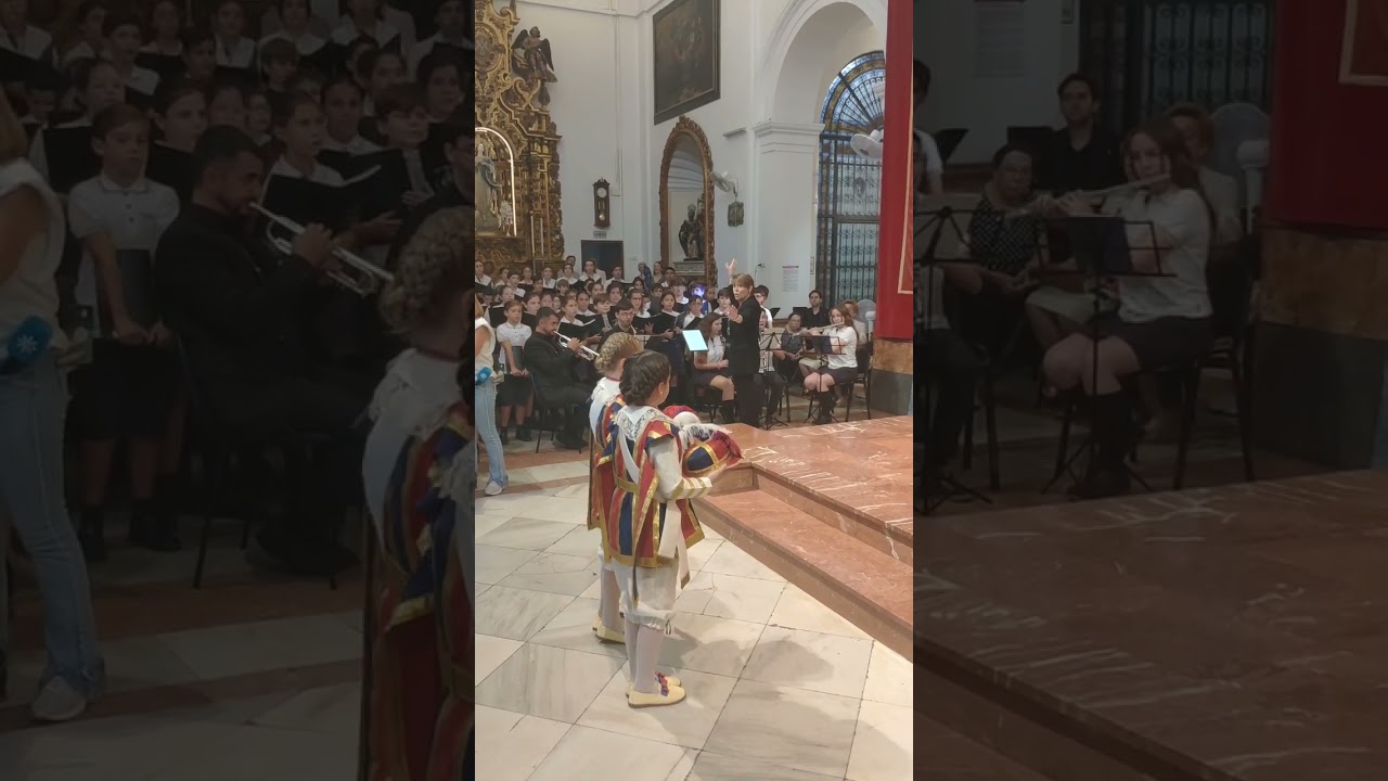 La sexta promoción de los Nazarines bailando ante la Virgen de Valme en vísperas de su romería.