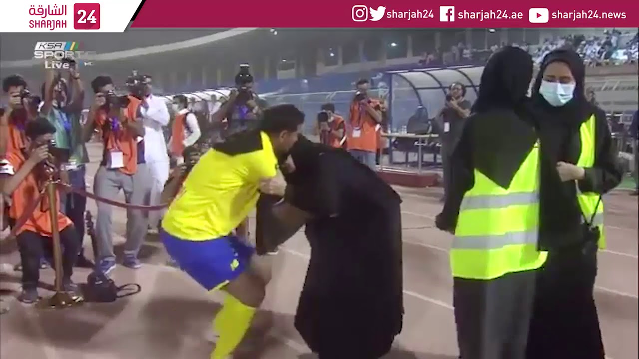 اللاعب فهد الهريفي يقبّل والدته، و يستلم منها الكرة استعداداً لبدء مباراة حفل اعتزاله