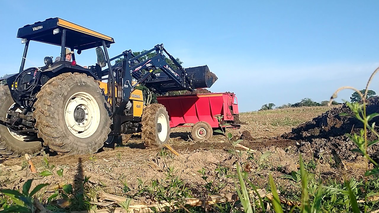 carregando esterco com Valtra 785 e concha acople 1550 advance