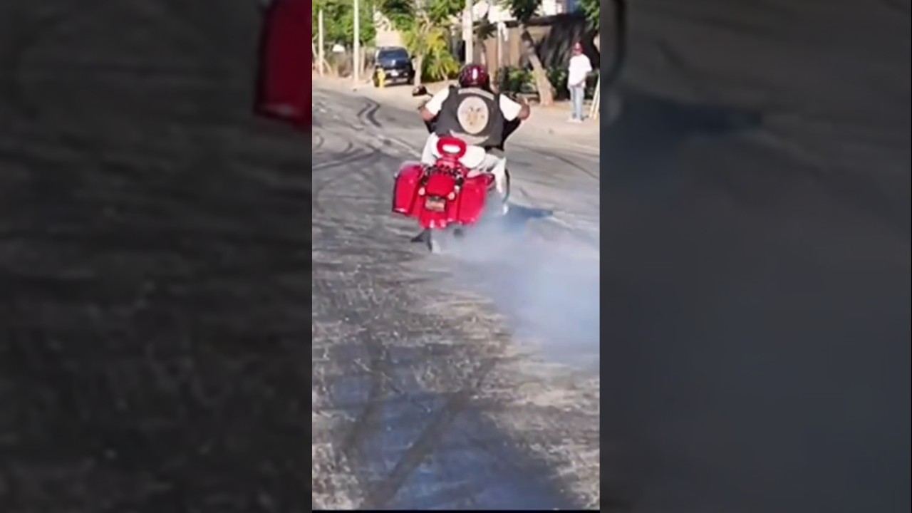 200 hp Harley Davidson Road Glide does a rolling burnout #motorcycle #drift  #automobile #burnout