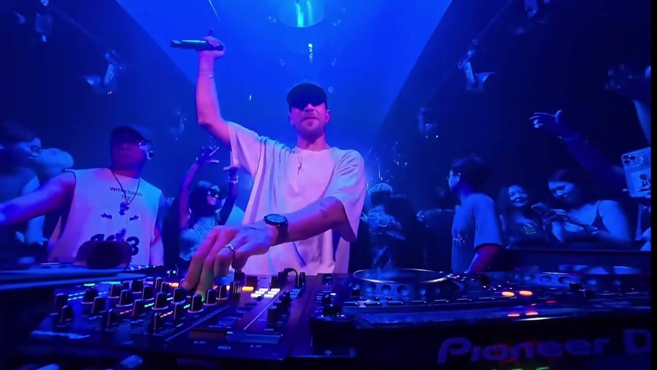 Arcando & Brooks ft. Felix Samuel - Don't Close Your Eyes [HQ]