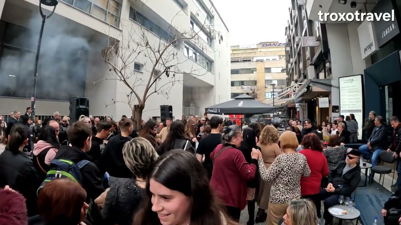 Κλαρίνο που συγκλονίζει το κέντρο της Λάρισας – ο Ζιάκος live»