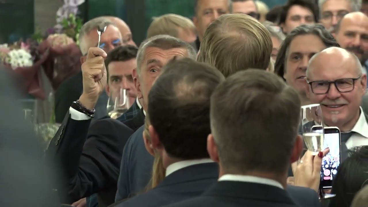 Bouřlivé přivítání Babiše ve štábu ANO: Andrej přitančil v rytmu disca