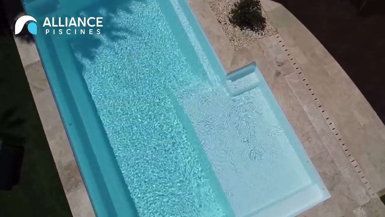 Pr&eacute;sentation piscine coque polyester Alliance Piscines   Larimar 6 &agrave; Rocbaron dans le Var