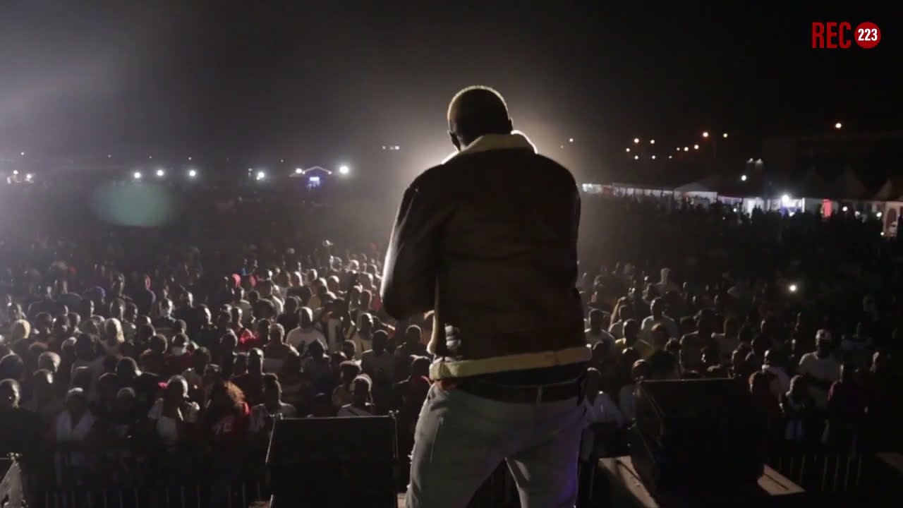 L'ÉNORME #PERFORMANCE de Gwada Maga au #BamaArt à #Bamako